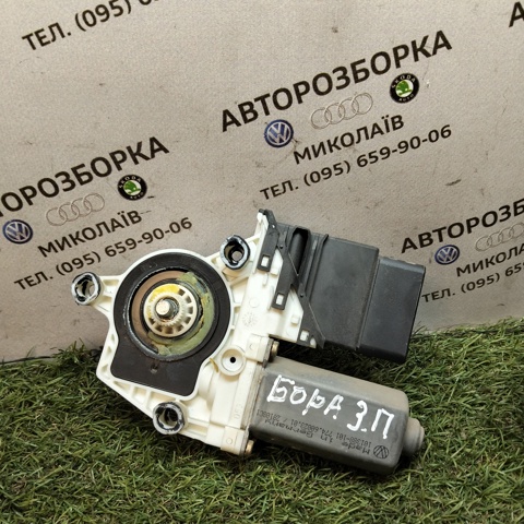 Моторчик склопідйомника двері задніх, правих 101438202 VAG