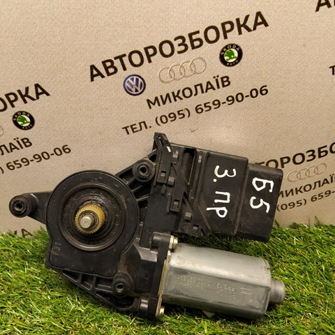 Моторчик склопідйомника двері задніх, лівих 105406301 VAG