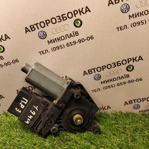 Моторчик склопідйомника двері задніх, правих 105407301 VAG