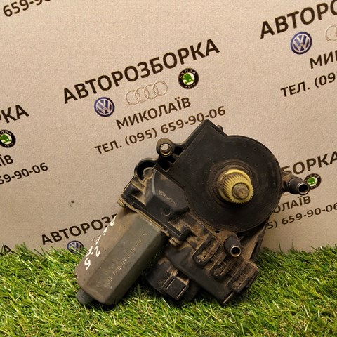 Двигун склопідіймача двері передньої, правої 130821774 VAG