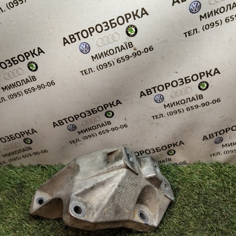 Кронштейн подушки КПП, лівий 1J0199117Q VAG