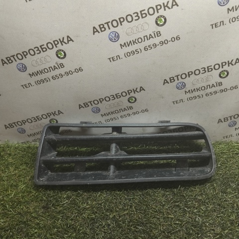 Решітка переднього бампера, права 1J0853666E VAG