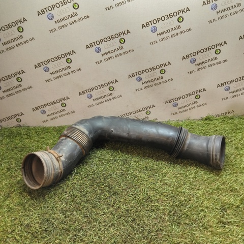 Патрубок повітряний, вхід в резонатор 1K0129618AJ VAG