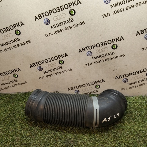 Патрубок повітряний, вихід повітряного фільтра 1K0129684B VAG