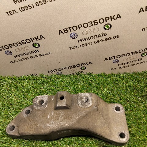Кронштейн подушки (опори) двигуна, лівої 1K0199117AB VAG