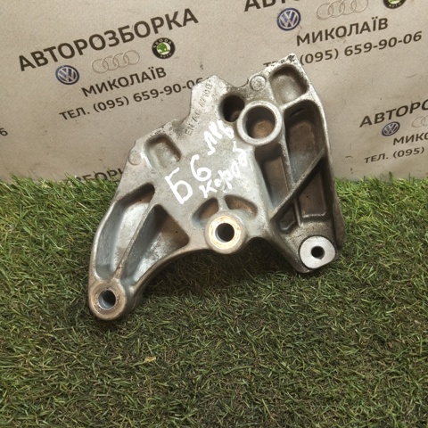 Кронштейн подушки (опори) двигуна, лівої 1K0199117AP VAG