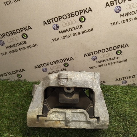 Права опора двигуна 1K0199262 VAG