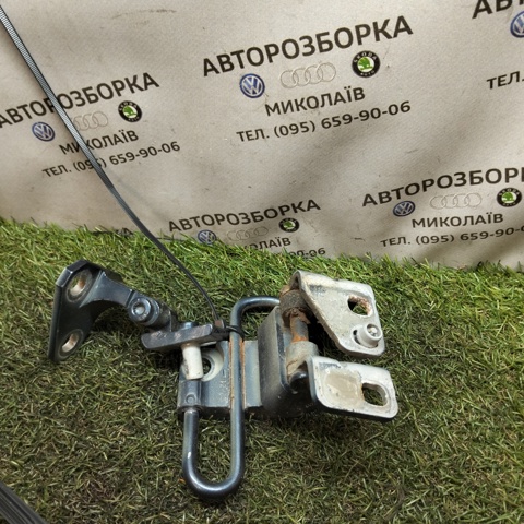 Дверний шарнір правий передній 1K0831412K VAG