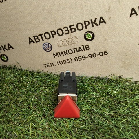 Кнопка включення аварійної сигналізації 1K0953509A VAG