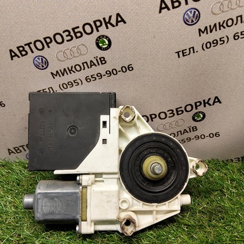 Мотор склопідйомника дверей передніх, правих 1K0959792J VAG