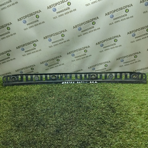 Кронштейн бампера заднього, центральний 1K5807863 VAG