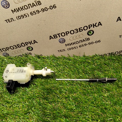 Мотор-привід відкриття лючка бака 1K5959782 VAG