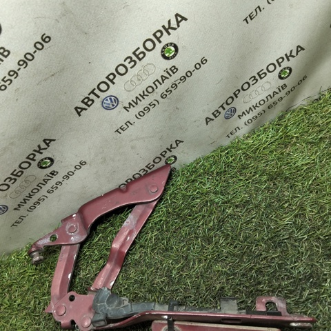 Завіса капота права 1KM823302 VAG