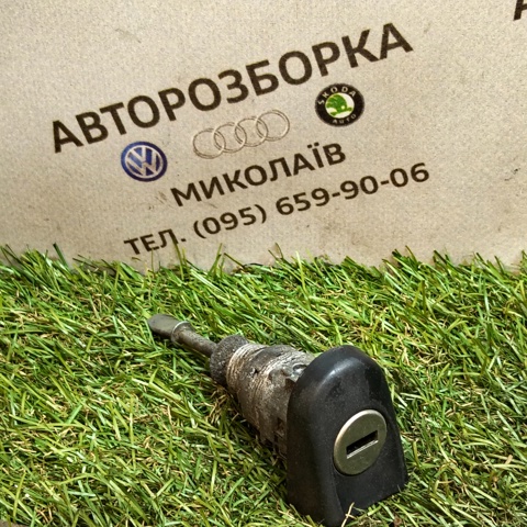 Лічинка замка дверей передніх, лівої 1T0837167A VAG