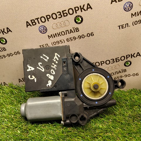 Двигун склопідіймача двері передньої, правої 1T0959702 VAG