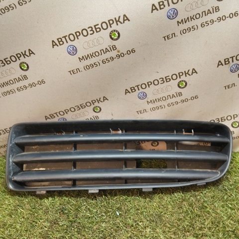 Решітка переднього бампера, ліва 1U0807367B VAG