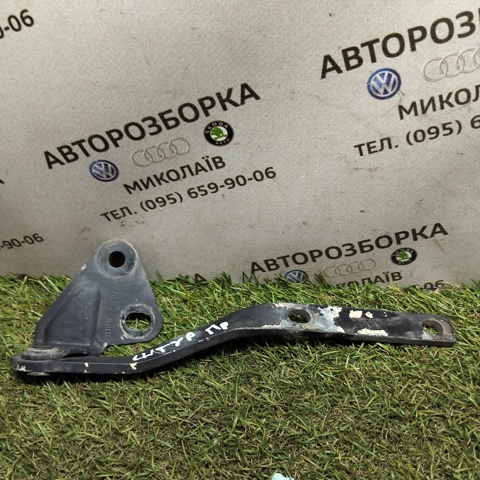 Шарнір капота правий 1U0823302 VAG