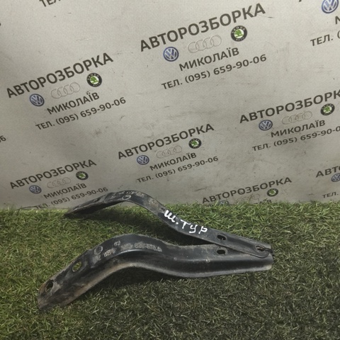 Кронштейн решітки радіатора 1U0823573A VAG