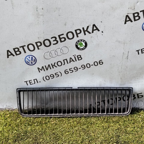 Решітка переднього бампера, центральна 1U0853677 VAG