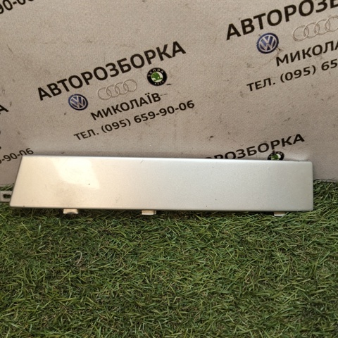 Накладка під задній ліхтар, правий 1U6813346 VAG