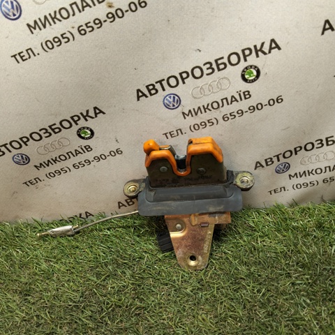 Замок кришки багажника 1U6827501 VAG