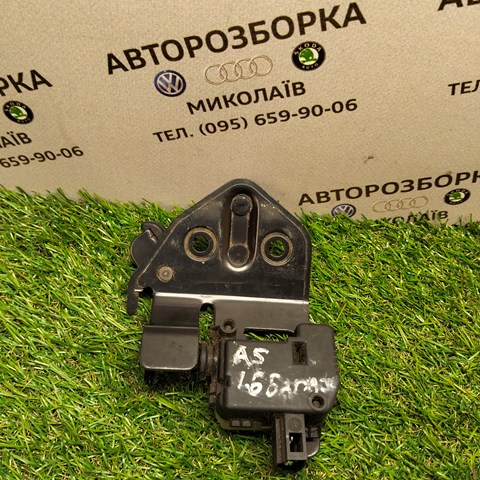Фіксатор замка кришки багажника 1Z0827511C VAG