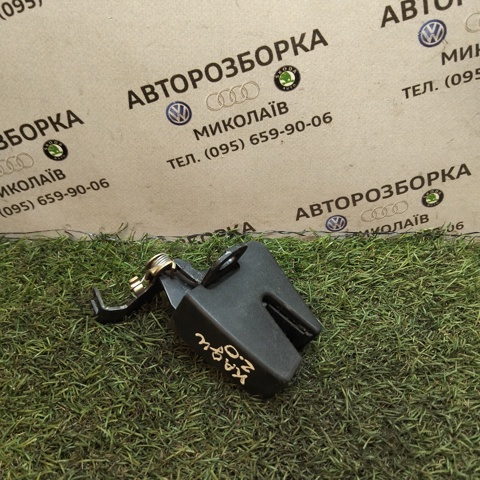 Замок задної лівої двостулкової двері, нижній 2K0827505 VAG
