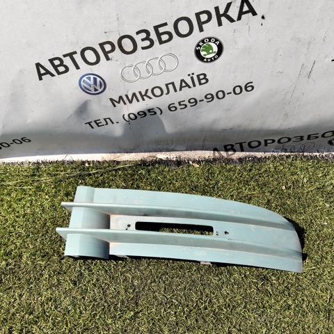 Заглушка ПТФ бампера переднього права 2K0853684 VAG