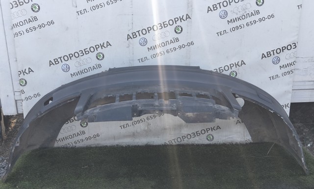 Бампер передній 3B0807231 VAG