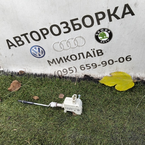 Мотор-привід відкриття лючка бака 3B0810773B VAG