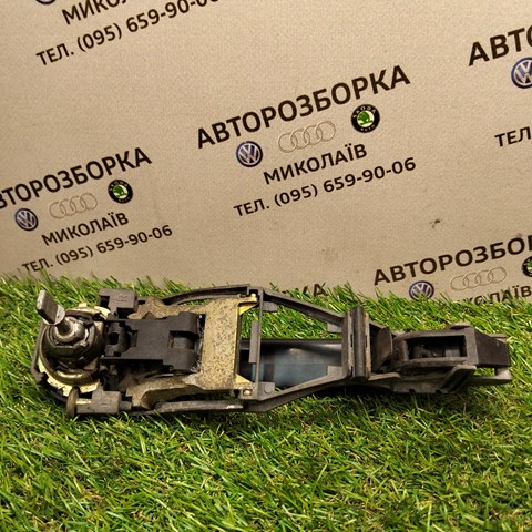 Тримач зовнішньої ручки дверей, передньої лівої 3B0837885 VAG