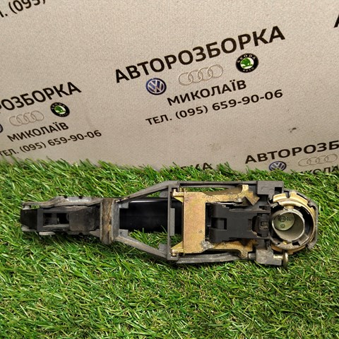 Тримач зовнішньої ручки дверей, передньої правої 3B0837886 VAG
