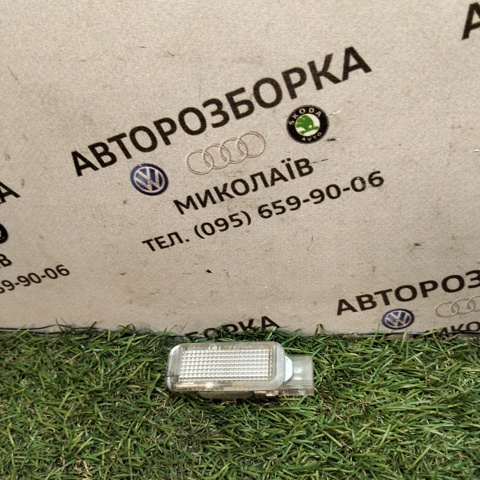 Плафон підсвічення бардачка 3B0947415 VAG