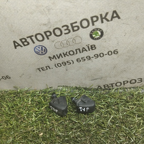 Форсунка омивача лобового скла 3B0955985 VAG