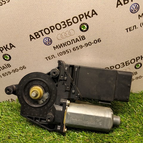 Двигун склопідіймача двері передньої, правої 3B4837752CQ VAG