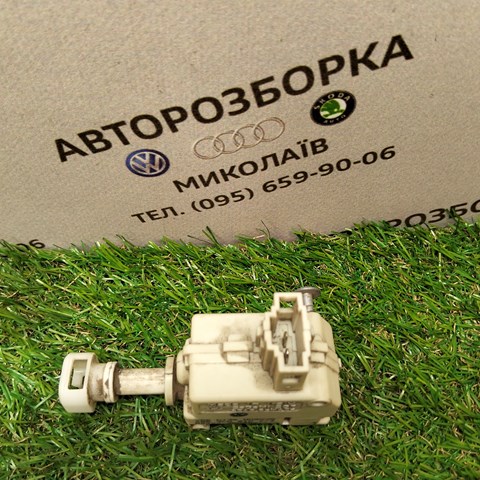 Мотор-привід відкриття лючка бака 3C0810773 VAG