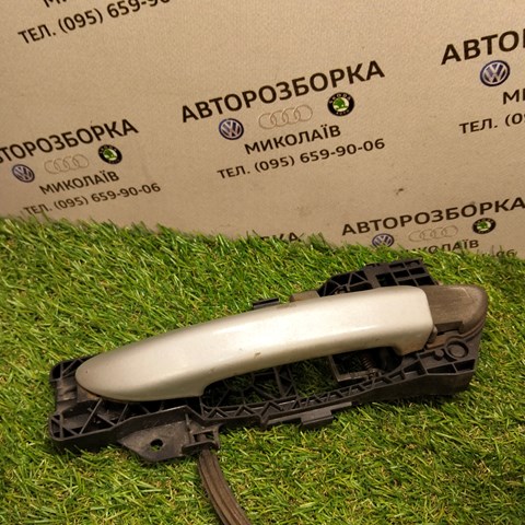Тримач зовнішньої ручки дверей, передніх лівих 3C0837885G VAG