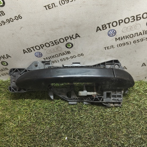 Тримач зовнішньої ручки дверей, передньої правої 3C0837886G VAG