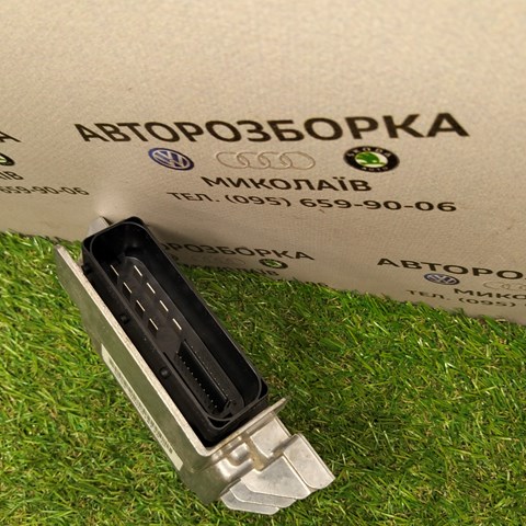 Блок керування (модуль) електромеханічного стояночного гальма 3C0907801G VAG