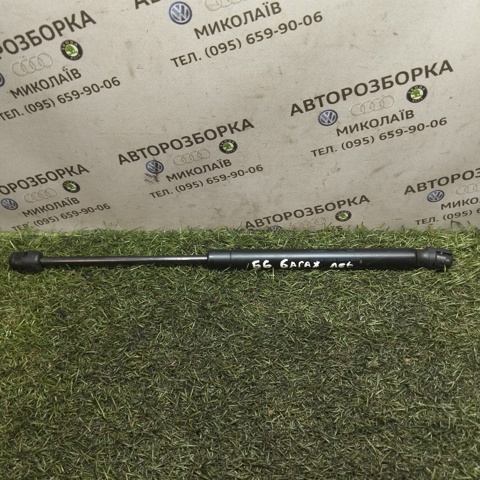 Амортизатор двері п'ятої Фольксваген Пассат B6
