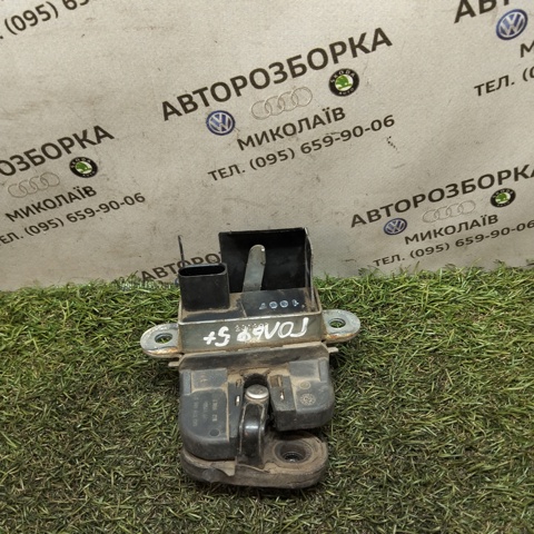 Замок і ручка дверей задка 3C9827645A VAG