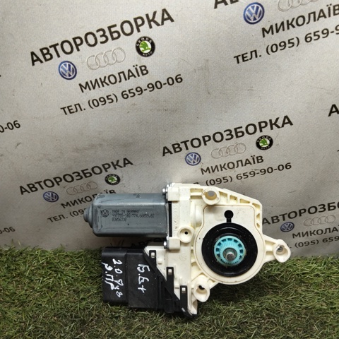 Моторчик склопідйомника двері задніх, правих 3C9959704 VAG
