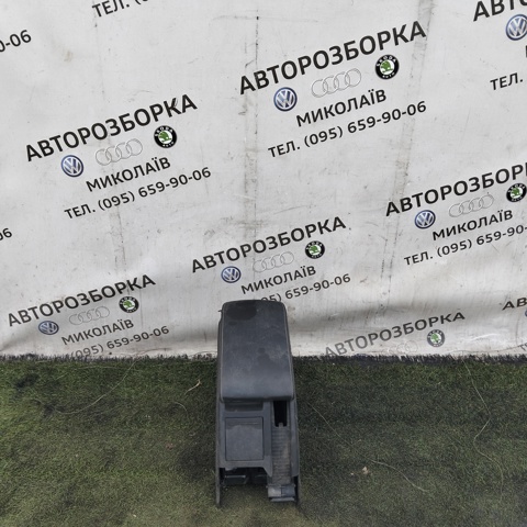 Скринька речової центральної консолі (підлокітника) 3U0858337 VAG