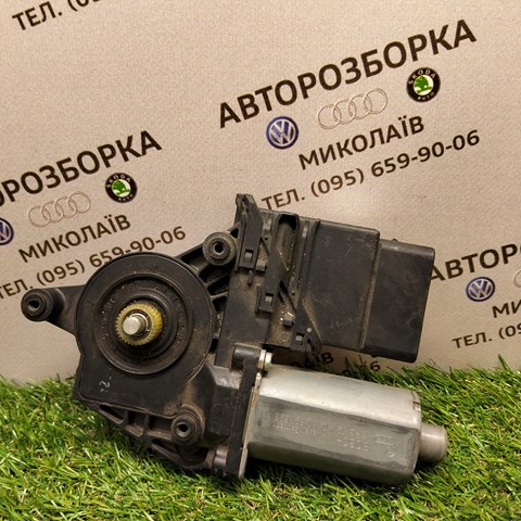 Моторчик склопідйомника двері задніх, правих 3U0959812 VAG