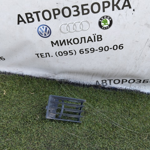 Решітка переднього бампера, права нижня 4A0853684A VAG