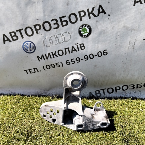Кронштейн подушки (опори) двигуна, лівої 4B0199351 VAG