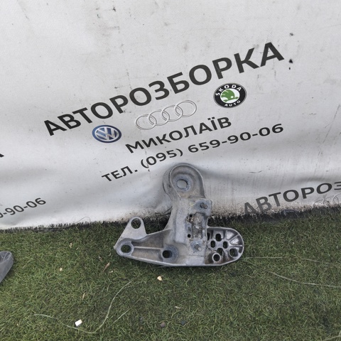 Кронштейн подушки (опори) двигуна, лівої 4B0199351A VAG