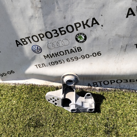 Кронштейн подушки (опори) двигуна, лівої 4B0199351B VAG
