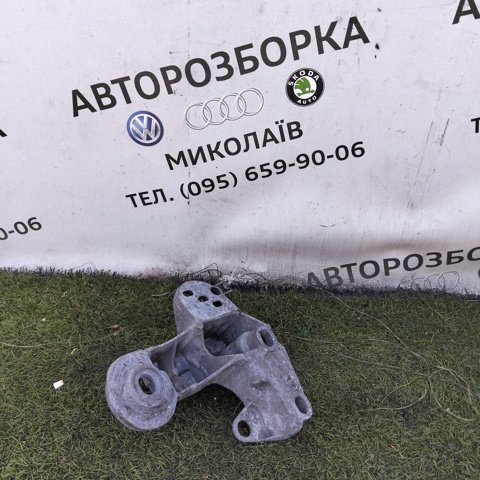 Кронштейн подушки (опори) двигуна, правої 4B0199352B VAG