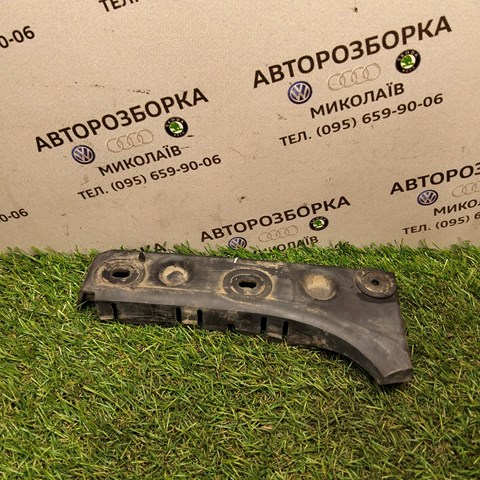 Направляюча переднього бампера, права 4B0807284B VAG